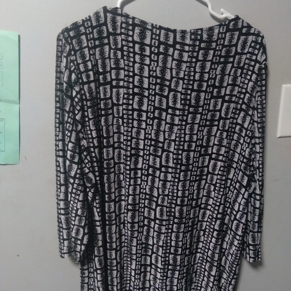 Tanjay womens plus size black and white print top. 3/4 sleeves. Size 2X - Picture 5 of 5